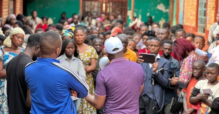 Bukavu : Des kits scolaires remis aux parents d’Elèves de Nyalukemba , Don du Dr Munyahali Kitumaini John