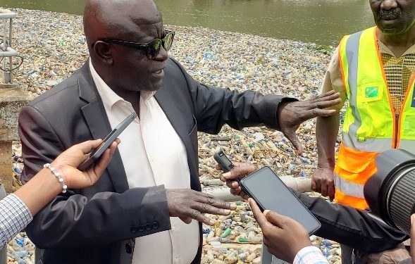 Sud-kivu : La SNEL demande à la population de gérer les déchets ménagers d’une manière responsable pendant cette saison pluvieuse et d’arrêter de les jeter dans les caniveaux car pendant la pluie ils sont charriés dans le lac kivu pour terminer leur courses au barrage de la centrale hydroélectrique Ruzizi 1, Ce qui entraîne les délestages et les perturbations en énergie électrique