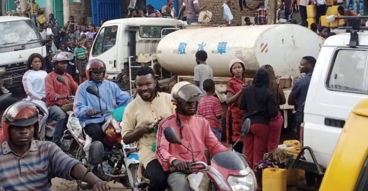 Bukavu : Le mouvement citoyen Bloc Uni pour le Développement du Congo inquièt du danger que présente le lavage des motos à Kaduru, un lavage qui menace énormément la route