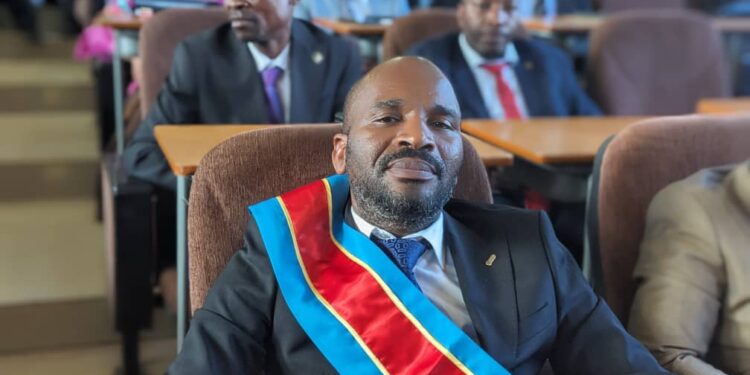 Bukavu : Sur la photo qui circule sur la toile, je ne recevais pas de l’argent plutôt c’est moi qui payais la dette. Ce démenti formel du député provincial LUVUGA John sur une prétendue photo de corruption