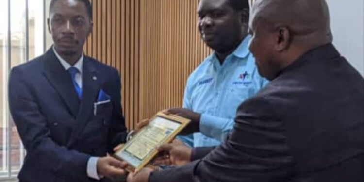 Sud Kivu : En guise de reconnaissance d’excellence dans son travail pendant l’année en cours, le C.F.I.D.H vient de primer le député provincial NEPANGI José