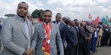 Sud Kivu : Arrivée du gouverneur de province JJ PURUSI, des centaines des membres de la fondation Jordan MULIKUZA présents à l’aéroport de Kavumu pour son accueil