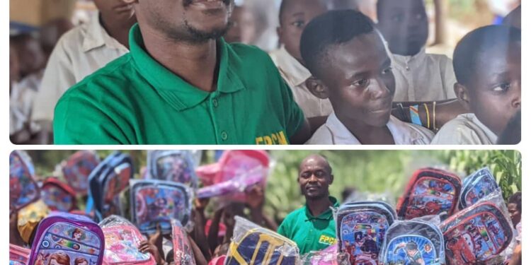 Kabare : Dans son village de KONGE en groupement de Mudaka, le notable Dieudonné CUBAKA LUKUNDULA, dit Aigle de Kabare offre des kits scolaires à des centaines d’élèves de plus de trois écoles