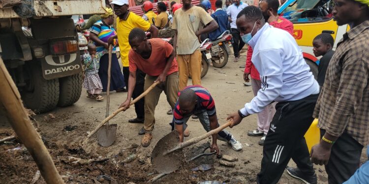 Bukavu : Le ministre Didier kabi sur le terrain, prêche d’exemple dans l’évacuation des immondices stockés à Irambo