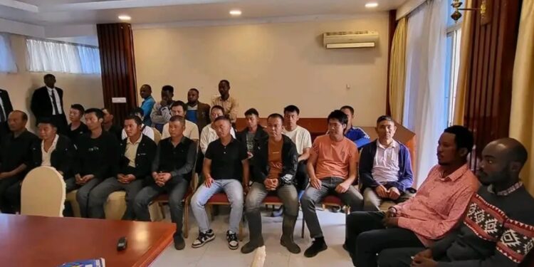 Sud Kivu : 17 chinois qui exploitent illégalement des minerais à Walungu et leurs collaborateurs, arrêtés et présentés à la presse