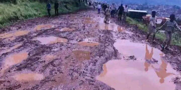 Bukavu : Délabrement très avancé de la route menant vers le cimetière de la Ruzizi, les morts sont transportés sur les têtes
