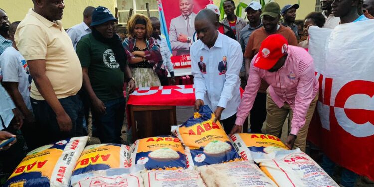 Sud Kivu : Au nom du président de son parti politique l’UNC, Vital Kamerhe, le député national Émile Sumaili fête le nouvel an 2025 avec la population de Bukavu et de Shabunda