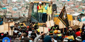 Bukavu: En réponse à la demande des usagers de la route menant au cimetière de la Ruzizi, le gouverneur de province JJ Purusi lance les travaux de réhabilitation de celle-ci