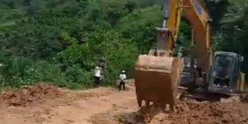 Sud kivu : Des engins de certaines sociétés chinoises aperçues sur la RN2 à Mwenga, entrain de supprimer les bourbiers sur celle-ci. Le fruit des actions citoyennes de la société civile de la contrée