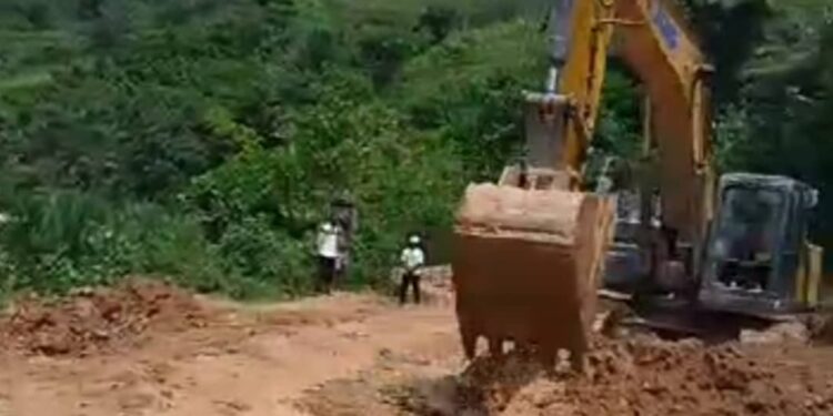 Sud kivu : Des engins de certaines sociétés chinoises aperçues sur la RN2 à Mwenga, entrain de supprimer les bourbiers sur celle-ci. Le fruit des actions citoyennes de la société civile de la contrée