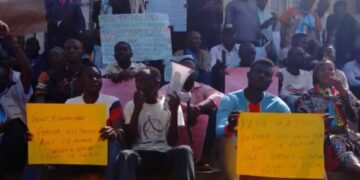 Bukavu : A la frontière Ruzizi 1, le sit in de la société civile pour exiger la fermeture des frontières entre la RDC et le Rwanda, interdit par la police