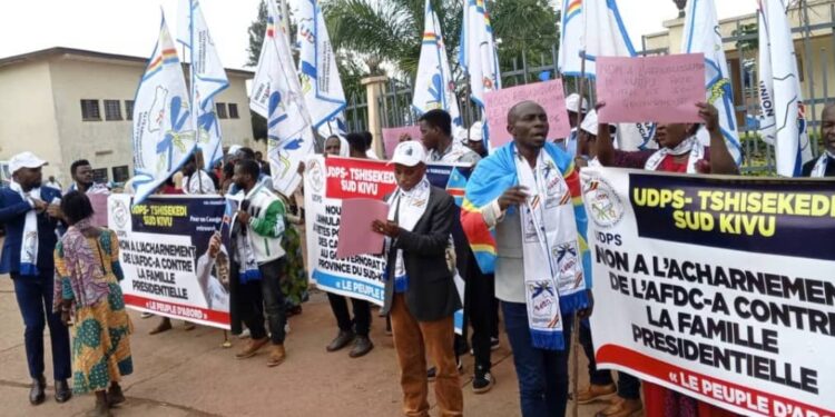 Sud Kivu : Des combattants de l’UDPS/Tshisekedi en sit in au gouvernorat de province pour exiger un partage équitable et une gestion orthodoxe