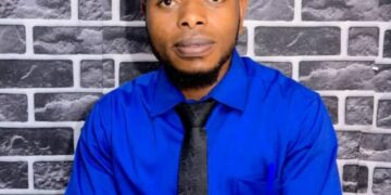 Walungu : Le jeune leader Patient Nyunda Mushambaza compatit avec la population de Kaniola affectée par la crise sécuritaire actuelle