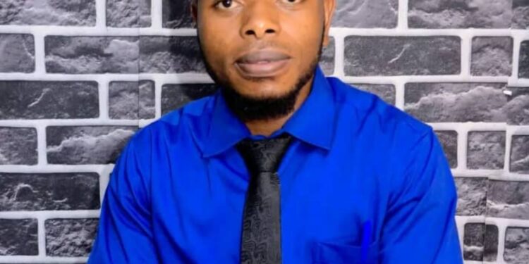 Walungu : Le jeune leader Patient Nyunda Mushambaza compatit avec la population de Kaniola affectée par la crise sécuritaire actuelle