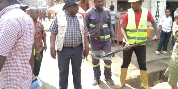 Bukavu : Le chef d’avenue Camp Snel 2 Dieu donne Bahala en action pour l’assainissement du tronçon Irambo – Quartier Latin