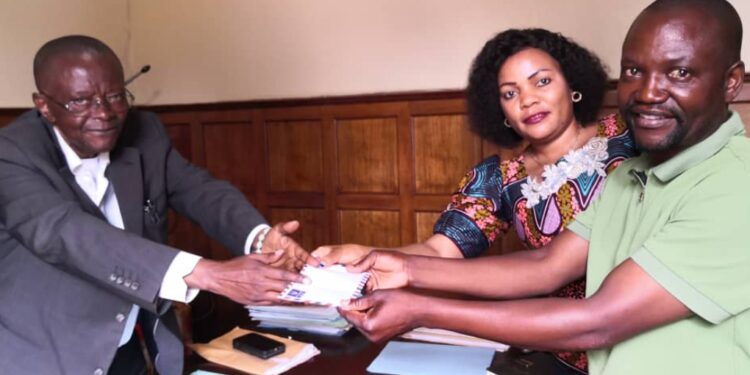 Sud-Kivu : Le journaliste Pascal Mwinyi sinistré d’un incendie, reçoit le soutien du Maire de Bukavu