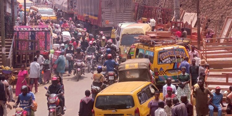 Kadutu : Le déchargement diurne des camions à Kibongé paralyse la circulation