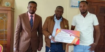 Bukavu : Le BUDC récompense Shyamba Pascal ,directeur provincial adjoint de la SNCC Sud-Kivu pour sa gestion exemplaire.