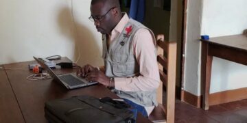 Bukavu : Obedi Manvu Elie, une figure engagée de la société civile saluée par la population  À Bukavu, plusieurs habitants reconnaissent en Obedi Manvu Elie l’un des véritables acteurs sociaux de proximité. Interrogés sur les qualités essentielles d’un bon acteur de la société civile, nombreux sont ceux qui citent son engagement constant, sa présence sur le terrain et sa capacité à rester proche des réalités locales.  Dans un contexte marqué par une crise socio-économique persistante, Obedi Manvu Elie a choisi de rester dans la ville, poursuivant sans relâche son travail de sensibilisation, d’accompagnement communautaire et de plaidoyer en faveur des plus vulnérables. Un choix salué par la population qui voit en lui un exemple de résilience et de responsabilité citoyenne.