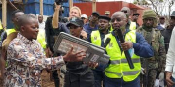 Bukavu: Des vendeurs au marché dit de libération exercent désormais même pendant les heures vespérales, après l’installation des lampadaires récemment donnés par l’AFC/M23. Son président Tombola Urbain s’en réjouit
