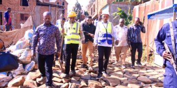 IBANDA : Le Bourgmestre  Eugène Mubalama dote la population de Mukukwe-ISP-ISECOF de matériaux pour la réhabilitation des routes secondaires