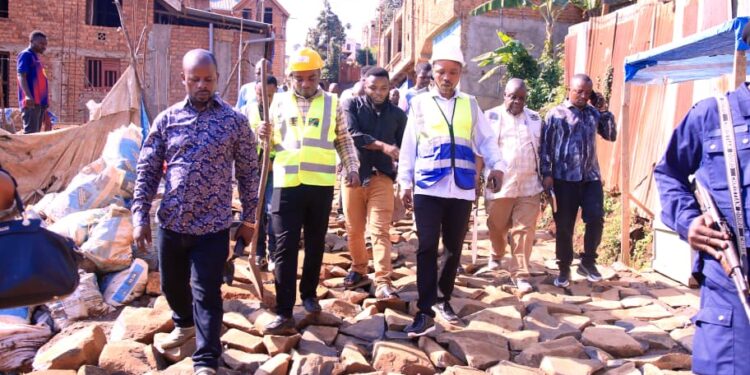 IBANDA : Le Bourgmestre Eugène Mubalama dote la population de Mukukwe-ISP-ISECOF de matériaux pour la réhabilitation des routes secondaires