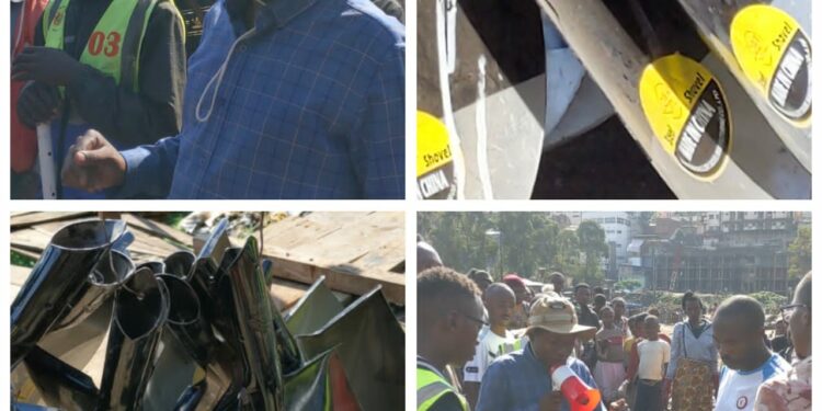 Bukavu : Le président du marché de libération, Urbain Tombola remet un lot important des bêches données par la commune de Kadutu aux rayons pour les travaux communautaires