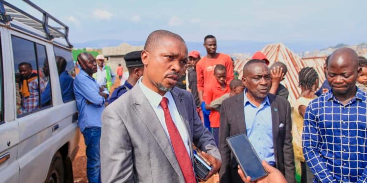 BUKAVU: Le bourgmestre de la commune d’Ibanda, Eugène Mubalama arrête 5 spoliateurs en pleine construction au cimetière de Ruzizi