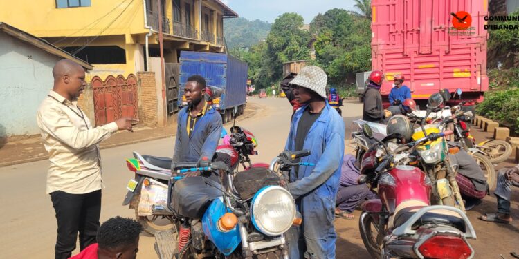 Ibanda : le Bourgmestre Eugène Mubalama donne un ultimatum de 3 jours aux propriétaires de camions et épaves pour libérer les trottoirs sur l’axe Route d’Uvira–Kamagema