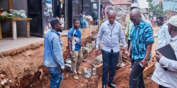 Ibanda : Le bourgmestre donne 48h pour la démolition des constructions érigées anarchiquement le long du collecteur Luziba