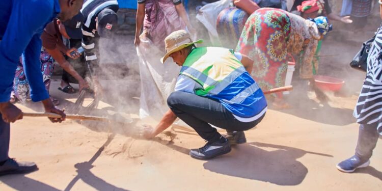 Salongo du 29 novembre : Eugène Mubalama à l’œuvre aux côtés des citoyens pour l’assainissement de Nyawera, Labotte et l’Indépendance, en vue d’un Ibanda modèle
