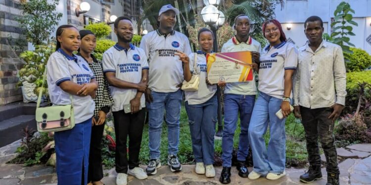 Sud Kivu : Couronné par le BUDEC, à travers un diplôme de mérite à l’occasion du 1èr anniversaire de sa radio Pouvoir Fm, son promoteur Trésor Kyembwa dédie celui-ci aux auditeurs et à son personnel