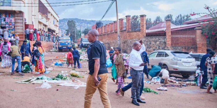 IBANDA : La lutte contre les marchés pirates s’intensifie , Eugène Mubalama à la manœuvre pour une commune mieux organisée, appréciable et propre