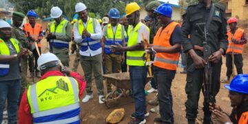 Kadutu : Le vice‑gouverneur Dunia Masumbuko  pose  la 1ère pierre pour les travaux de réhabilitation du tronçon Stade de la Concorde–Carrefour