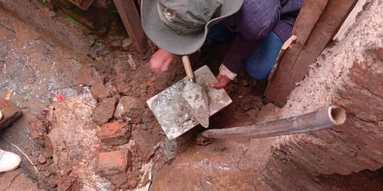 Kadutu : le Bourgmestre a.i Maître René Bulikoliko lance les travaux de réhabilitation des égouts à Buholo 6 pour préserver la santé publique