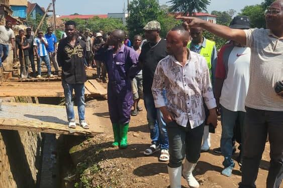 Kadutu : Le bourgmestre ad intérim René Bulikoliko en tournée infatigable pour l’assainissement, la mobilisation populaire et le soutien aux actions locales de salubrité