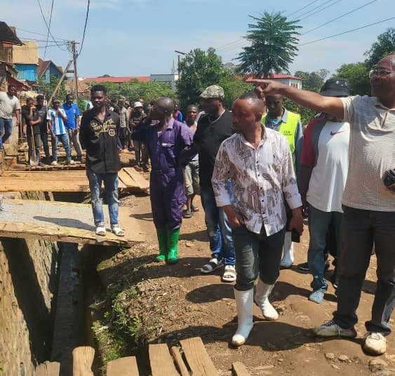 Kadutu : Le bourgmestre ad intérim René Bulikoliko en tournée infatigable pour l’assainissement, la mobilisation populaire et le soutien aux actions locales de salubrité