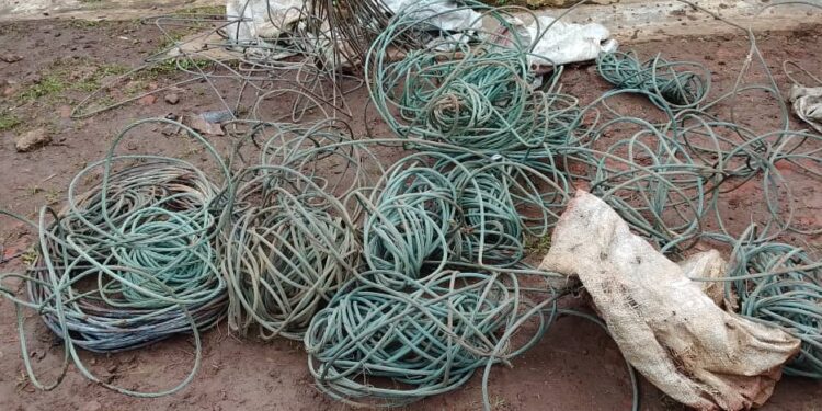 Kavumu : Plus de 3000 mètres de fils électriques en cuivre volés en une semaine, trois présumés voleurs arrêtés