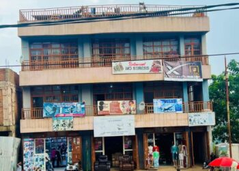 Découvrez Elysée Business : Votre Destination Idéale pour des Téléphones et Chaussures de Luxe située en face de la société Orange à Ibanda!