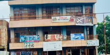 Découvrez Elysée Business : Votre Destination Idéale pour des Téléphones et Chaussures de Luxe située en face de la société Orange à Ibanda!