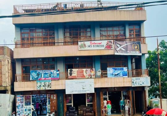 Découvrez Elysée Business : Votre Destination Idéale pour des Téléphones et Chaussures de Luxe située en face de la société Orange à Ibanda!