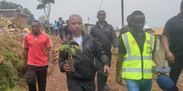 IBANDA : Eugène Mubalama supervise le salongo, lance les travaux d&rsquo;un escalier à Mukukwe et plante les arbres pour la protection du cimetière de la Ruzizi