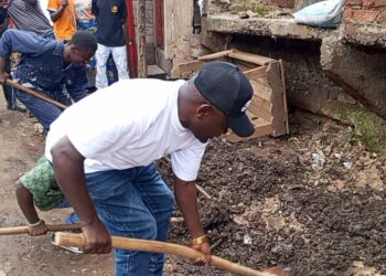 Ibanda : le bourgmestre ai Jonathan Hakuzwimana sur terrain pour superviser les travaux communautaires et interdire les marchés pirates dans sa juridiction