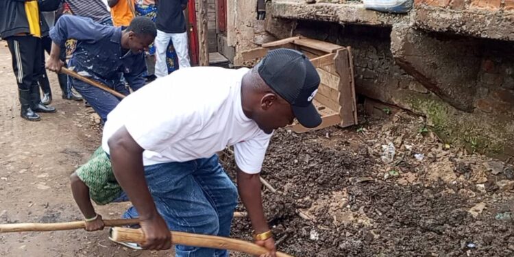 Ibanda : le bourgmestre ai Jonathan Hakuzwimana sur terrain pour superviser les travaux communautaires et interdire les marchés pirates dans sa juridiction