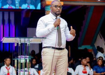 Sud-kivu : Maurice Akilimali , le visage d’une jeunesse engagée, entre foi, humanitaire et défense des droits humains à Bukavu