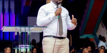 Sud-kivu : Maurice Akilimali , le visage d’une jeunesse engagée, entre foi, humanitaire et défense des droits humains à Bukavu