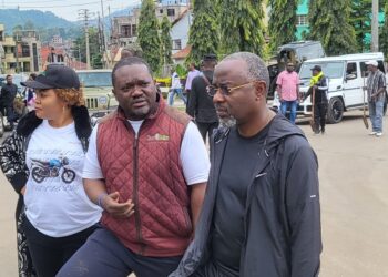 Bukavu : aux côtés du gouverneur, le maire Nicolas Kyalangalilwa remplace les anciens arbres du boulevard Patrice  Lumumba