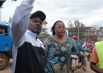 IBANDA : Le Bourgmestre a.i Jonathan KANANE très engagé dans l’assainissement de la commune d’Ibanda