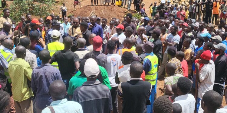 Bukavu : en plein meeting tenu à Kasha, le maire appelle au salongo, au reboisement, à la sécurité et à l’engagement des jeunes