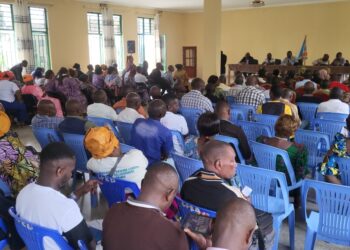 BUKAVU : Le maire Nicolas Kyalangalilwa à l’écoute des vendeurs du marché central de Kadutu, l’amélioration des conditions de travail au cœur des échanges